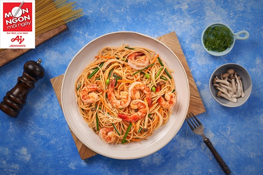 Dọn tủ lạnh, Mẹ tận dụng nguyên liệu còn lại làm Mì spaghetti xào tôm nấm ngon ơi là ngon!